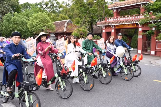 Các đại biểu mặc áo dài truyền thống, xuất phát lúc 6 giờ từ Quảng trường trước Trường trung học phổ thông Chuyên Quốc học Huế.