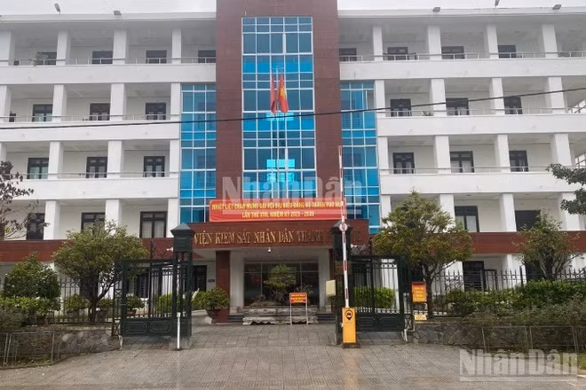 Nguyên Phó Viện trưởng cùng nhân viên của Viện Kiểm sát nhân dân thành phố Huế bị khởi tố vì nhận hối lộ. 