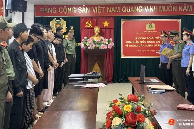 Cơ quan điều tra tống đạt Quyết định khởi tố bị can, bắt tạm giam nhóm đối tượng. (Ảnh: Viện Kiểm sát nhân dân thành phố Huế cung cấp)