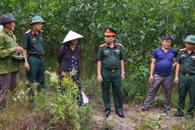 Đoàn công tác kiểm tra thực địa và xác minh thông tin từ người dân địa phương.