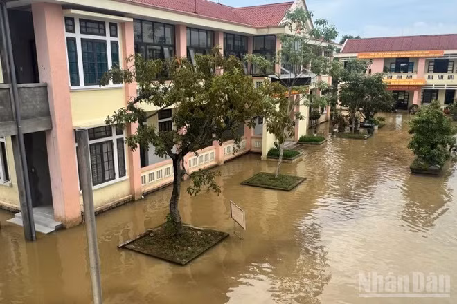 Sân trụ sở Đảng ủy phường Hóa Châu thường xuyên bị úng ngập khi trời mưa. (Ảnh: Q.Tiến) 