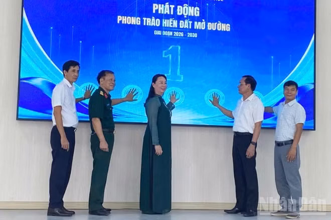 Các đại biểu nhấn nút phát động phong trào. (Ảnh: DQ.Tiến)