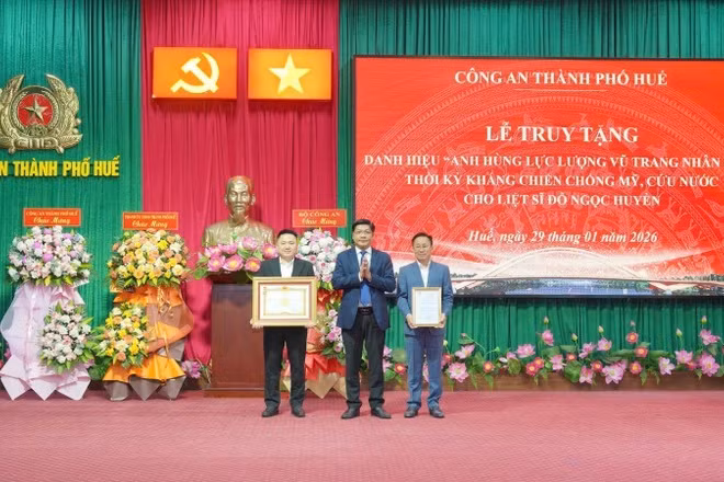 Thừa ủy quyền của Chủ tịch nước Cộng hòa xã hội chủ nghĩa Việt Nam, đại diện lãnh đạo Thành ủy Huế đã trao quyết định cho thân nhân liệt sĩ, anh hùng lực lượng vũ trang nhân dân Đỗ Ngọc Huyền.