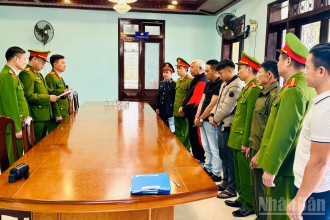 Cơ quan điều tra tống đạt quyết định khởi tố vụ án, khởi tố các bị can.