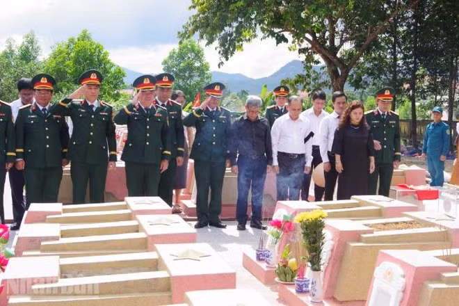 Tại lễ truy điệu, lãnh đạo thành phố, Lực lượng vũ trang và nhân dân địa phương dâng hoa, dâng hương tưởng niệm, tri ân liệt sĩ. (Ảnh: Tiến Đạo)