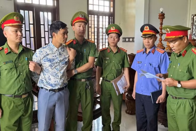 Đối tượng Mai Hoàng (áo hoa) đã bị khởi tố, bắt tạm giam.
