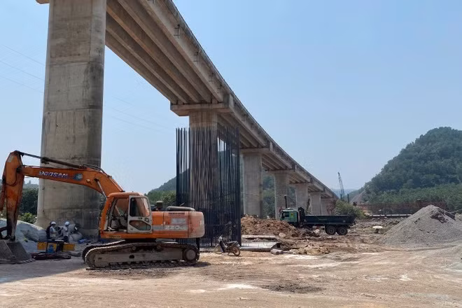 Cao tốc Cam Lộ-La Sơn đang thi công mở rộng, được cho là không an toàn khi lưu thông vào buổi tối