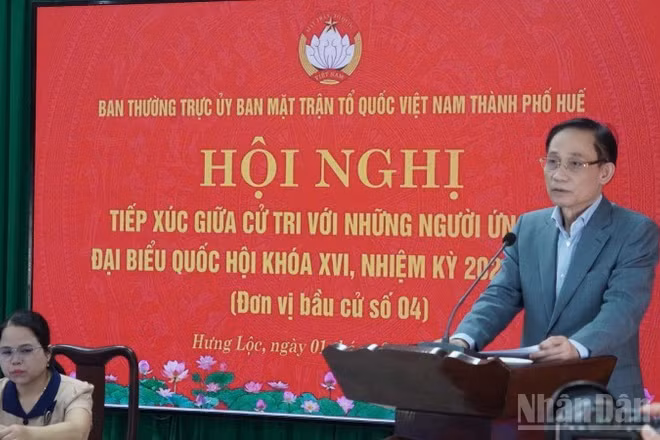 Ông Lê Hoài Trung trình bày chương trình nếu được bầu làm đại biểu Quốc hội trước cử tri xã Hưng Lộc.