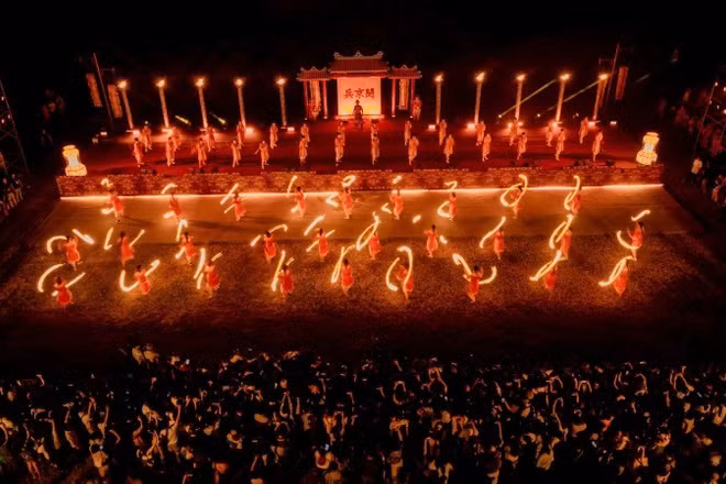 Người dân, du khách đến Huế trong dịp lễ Giỗ Tổ Hùng Vương tăng đột biến.
