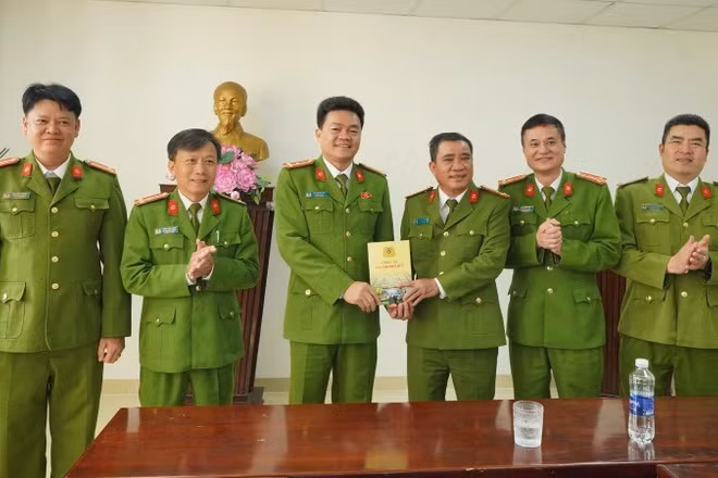 Đại tá Hồ Xuân Phương (thứ ba từ phải qua) khen thưởng tập thể PC03 Công an thành phố Huế.