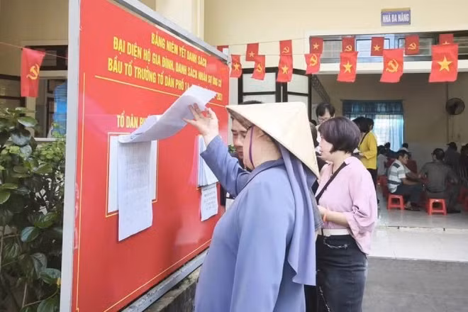 Bà con phường Thuận Hóa tìm hiểu thông tin trước giờ bầu Tổ trưởng tổ dân phố. (Ảnh: Địa phương cung cấp)