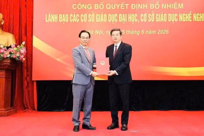 Giáo sư, Tiến sĩ, bác sĩ Nguyễn Vũ Quốc Huy được Bộ trưởng Giáo dục và Đào tạo Hoàng Minh Sơn trao quyết định Quyền Giám đốc Đại học Huế ngày 5/6/2026.