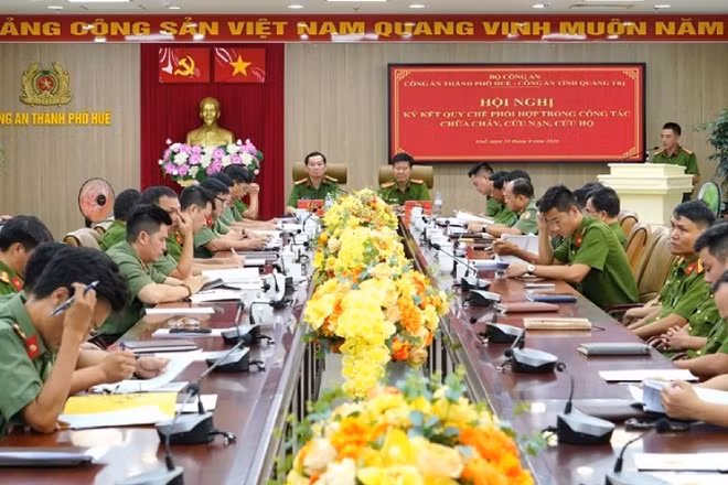 Công an thành phố Huế và Công an tỉnh Quảng Trị ký Quy chế phối hợp trong công tác chữa cháy, cứu nạn, cứu hộ. (Ảnh: Công an thành phố Huế)