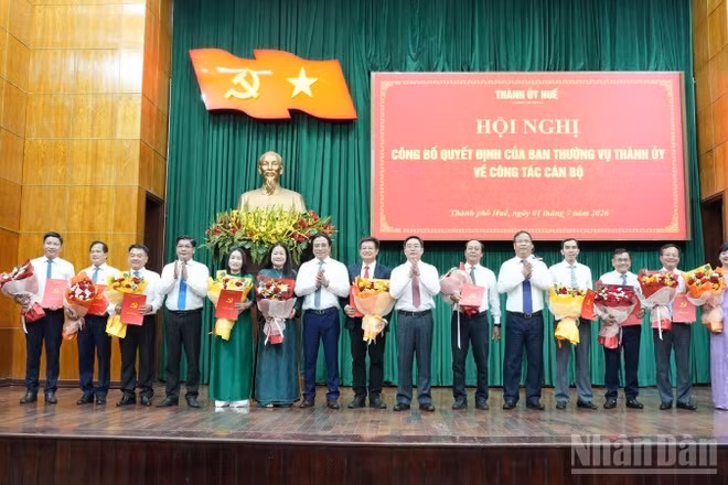 Lãnh đạo thành phố tặng hoa chúc mừng các đồng chí được điều động, bổ nhiệm đợt này. 