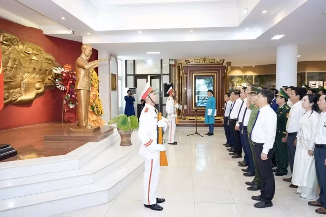 Lãnh đạo thành phố Huế dâng hoa tưởng niệm Chủ tịch Hồ Chí Minh tại Bảo tàng.