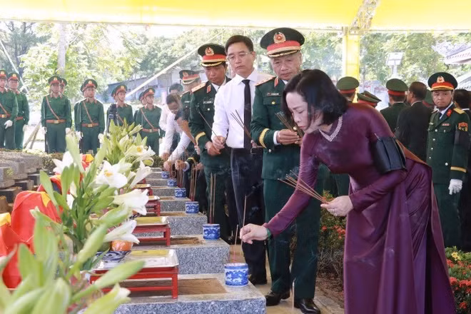 Các đại biểu đã dâng hoa, dâng hương, dành phút mặc niệm tưởng nhớ và tri ân các anh hùng liệt sĩ.