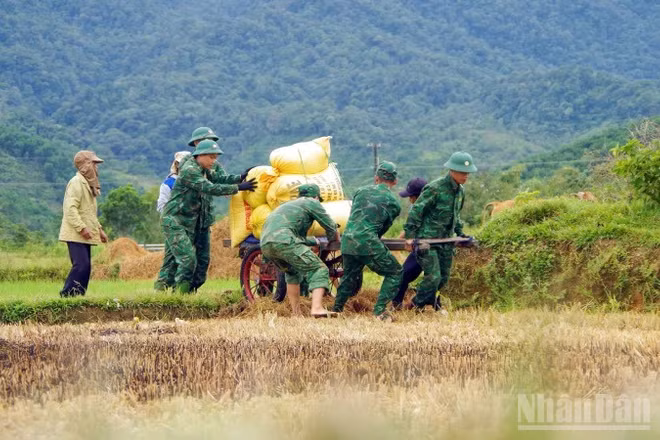 Cùng nhân dân tăng gia sản xuất, bảo vệ đường biên, mốc giới.