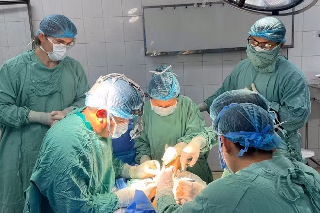 Ca phẫu thuật kéo dài hơn 4 giờ để nối bàn chân bị đứt lìa. (Ảnh do kíp phẫu thuật cung cấp)