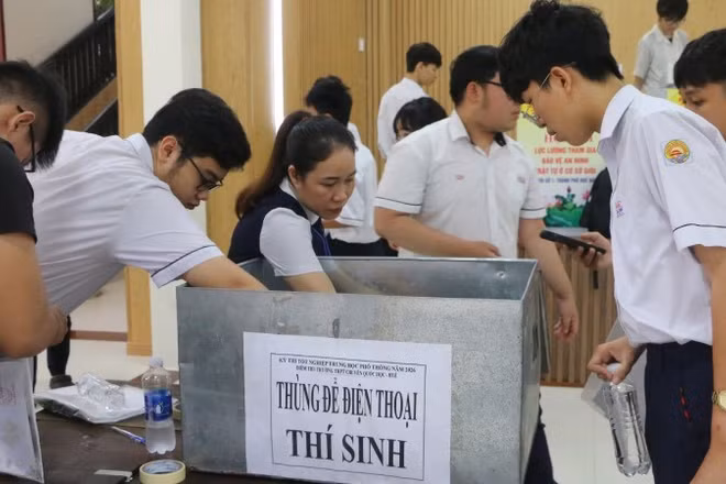 Huế lập tủ cất giữ điện thoại giúp thí sinh.