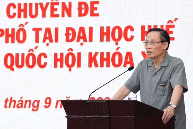 Đồng chí Lê Hoài Trung, Ủy viên Bộ Chính trị, Bộ trưởng Ngoại giao cùng Đoàn đại biểu Quốc hội thành phố Huế tiếp xúc cử tri là cán bộ, giảng viên, sinh viên Đại học Huế. (Ảnh: QUANG TIẾN)