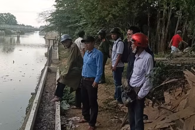 Người dân địa phương đến chứng kiến cảnh ông Cường thu dọn lại hàng trăm vỏ chai bia đã ném xuống sông. 