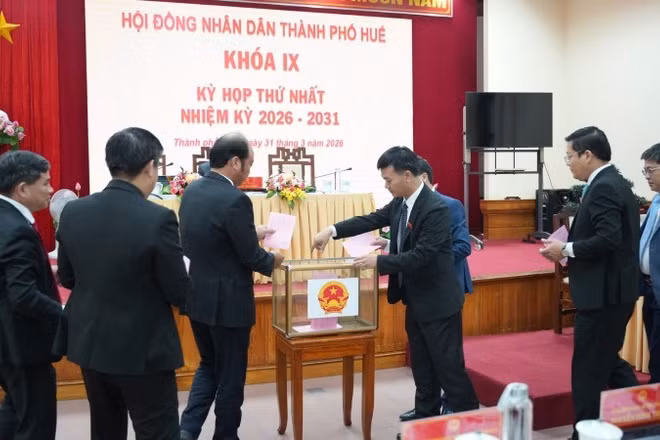 Đại biểu Hội đồng nhân dân thành phố bỏ phiếu bầu Ủy viên Ủy ban nhân dân thành phố Huế.