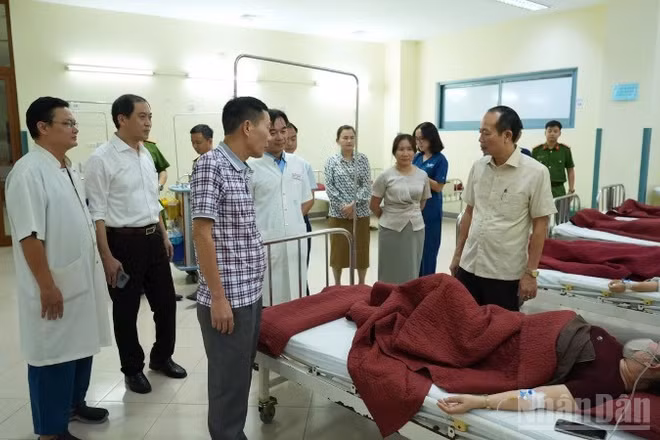 Lãnh đạo thành phố Huế đến thăm, động viên công nhân tại Bệnh viện. (Ảnh: Anh Bốn)