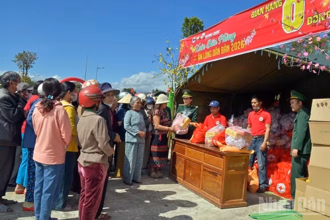 Quà Tết của Bộ đội biên phòng đến với bà con dân bản.