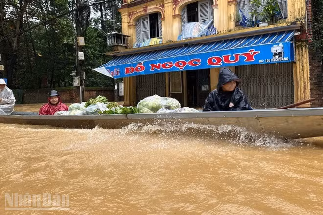 Đợt mưa lụt cuối năm 2025 đã gây nhiều xáo trộn cuộc sống của nhiều người dân Huế.