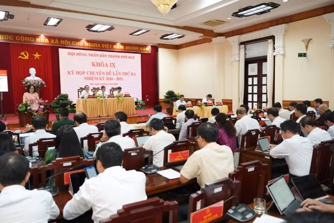 Tại kỳ họp này Hội đồng nhân dân đã biểu quyết thông qua nghị quyết giảm Ban, Sở. (Ảnh: Quang Tiến)