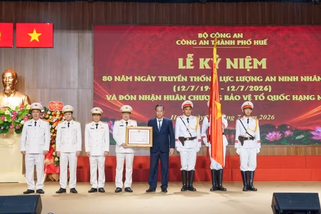 Công an thành phố Huế đón nhận Huân chương Bảo vệ Tổ quốc hạng Nhất do Chủ tịch nước trao tặng