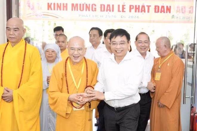 Phó Thủ tướng Nguyễn Văn Thắng thăm, chúc mừng Ban Trị sự Giáo hội Phật giáo Việt Nam thành phố Huế.