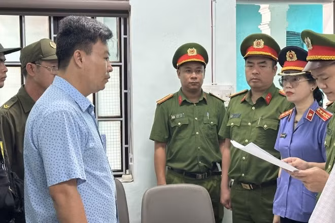 Cơ quan điều tra tống đạt quyết định khởi tố bị can đến những người liên quan trong vụ án (ảnh Viện kiểm sát nhân dân thành phố Huế)