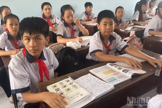 Vẫn đang có cảnh hai học sinh học chung một quyển sách trong nhiều phòng học ở Huế. (Ảnh: DQT)