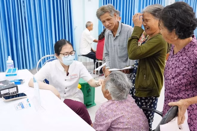 Thành phố Huế đã phát động chương trình khám sức khỏe định kỳ và khám sàng lọc miễn phí cho người dân trên địa bàn giai đoạn 2026-2030 vào sáng nay (1/7).