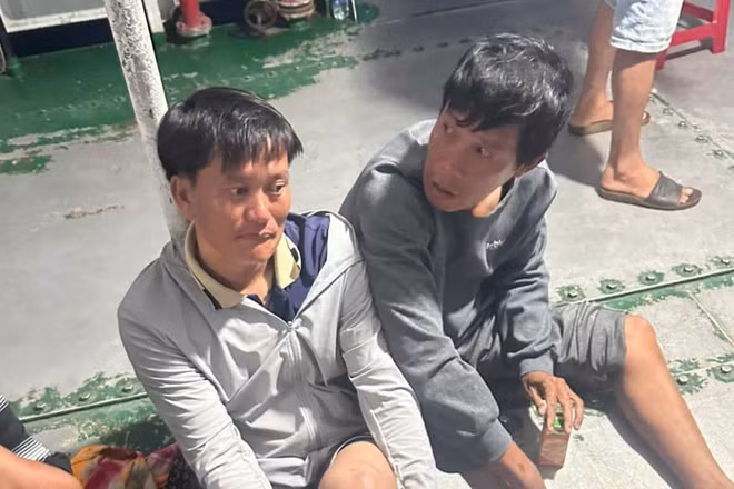Ông Lê Văn Sanh (bên trái) được tàu cao tốc An Vĩnh phát hiện, cứu sống.
