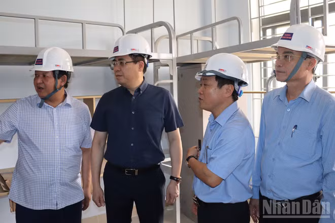 Chủ tịch Ủy ban nhân dân tỉnh Quảng Ngãi Nguyễn Hoàng Giang kiểm tra việc thi công khu ký túc xá tại Trường trung học phổ thông chuyên Lê Khiết.