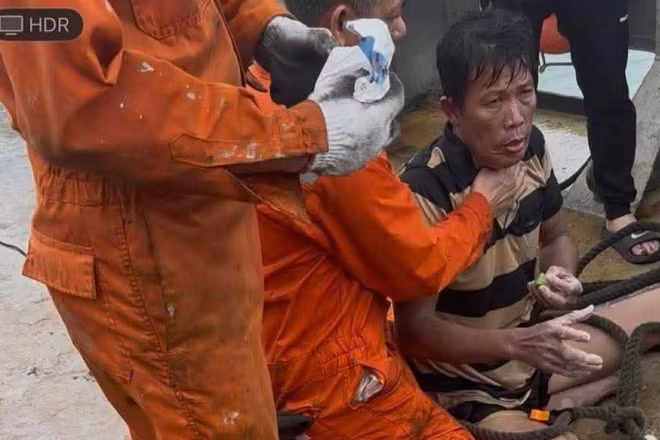 Sau nhiều giờ lênh đênh lênh biển chống chọi với sóng to, gió lớn, ông Phan Duy Quang, ở đặc khu Lý Sơn, 1 trong 3 nạn nhân mất tích trên biển đã được tàu Hải Nam 39 cứu sống. 