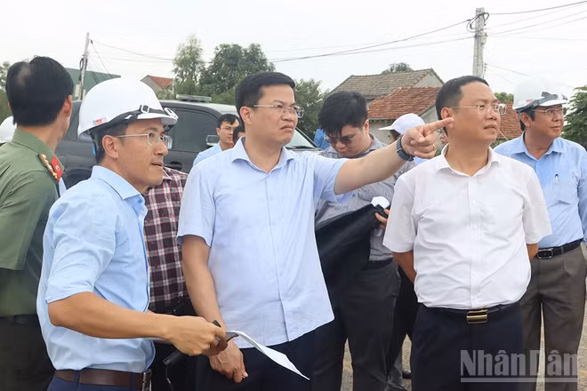 Kiểm tra các dự án giao thông trọng điểm, Chủ tịch Ủy ban nhân dân tỉnh Quảng Ngãi Nguyễn Đức Tâm yêu cầu chủ đầu tư đẩy nhanh tiến độ thực hiện dự án, bảo đảm hoàn thành mục tiêu giải ngân vốn đầu tư công năm 2026.