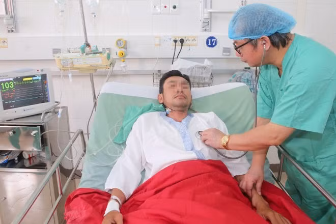 Sau hơn 2 giờ phẫu thuật, thận hoạt động tốt, có nước tiểu ngay trên bàn mổ và bệnh nhân hồi phục nhanh, không cần lọc máu sau mổ. (ảnh Bệnh viện TƯ Huế cung cấp)
