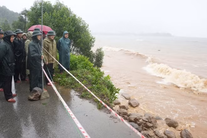 Lãnh đạo UBND thành phố Huế kiểm tra điểm sạt lở bờ biển thôn Tân An Hải.