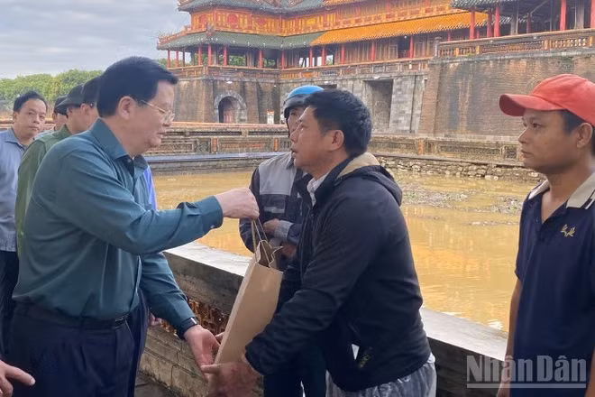 Phó Thủ tướng Chính phủ Mai Văn Chính thăm, tặng quà nhân viên dọn vệ sinh bảo vệ di tích Đại Nội, Huế.