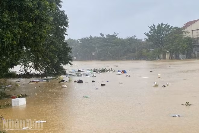 Sau lụt, một lượng lớn rác thải sinh hoạt được đẩy ra đường, sông, cần được xử lý sớm. 