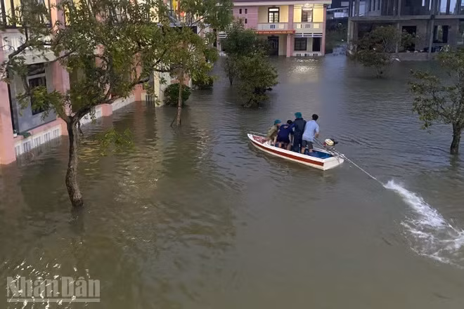 Hóa Châu là một trong những địa phương bị ngập sâu ở Huế.