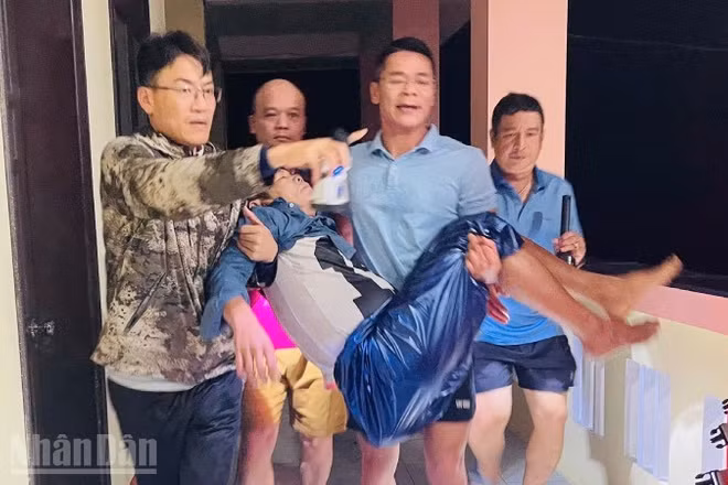 Cán bộ phường Hóa Châu đưa nạn nhân về Trụ sở văn phòng Đảng ủy để sơ cứu.