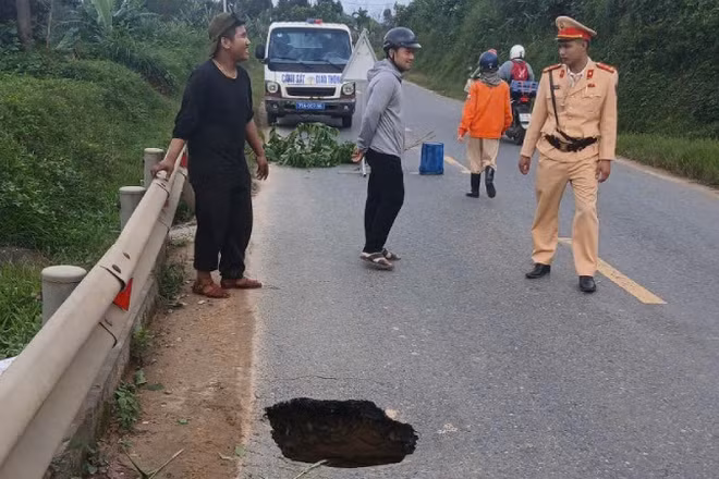 Hố sụt nằm bên phía gần khe, suối.