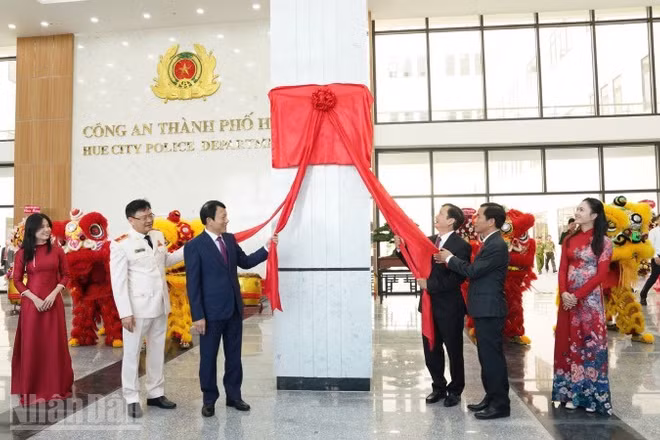 Đại tướng Lương Tam Quang, Ủy viên Bộ Chính trị, Bí thư Đảng ủy Công an Trung ương, Bộ trưởng Công an dự và thực hiện nghi thức gắn biển.