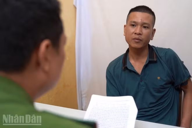 Đối tượng Lê Đức Hạnh tại cơ quan điều tra.