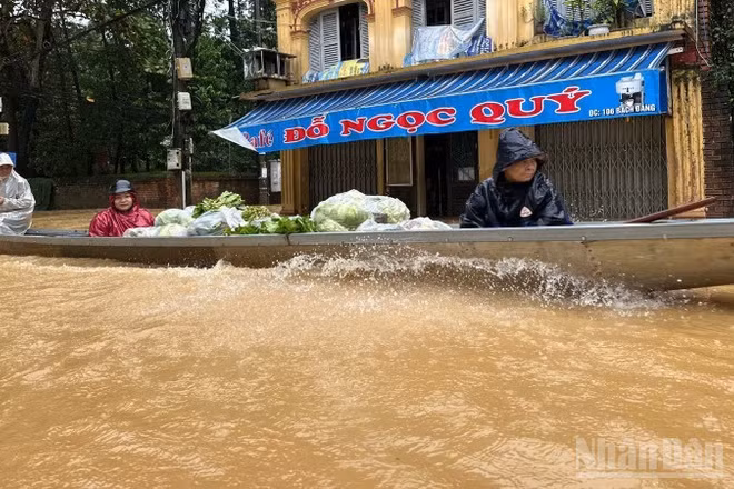 Tính đến sáng 3/11, đã có 42 người chết và mất tích, trong đó 37 người chết do mưa lũ những ngày qua tại các tỉnh, thành phố miền trung-Tây Nguyên. (Ảnh minh họa)