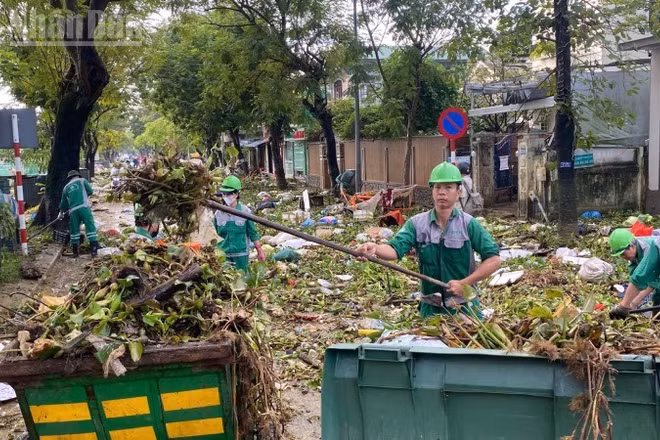 Nước lũ rút để lại một lượng rác thải khổng lồ.